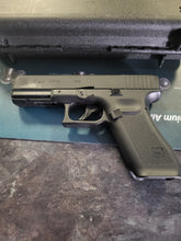 Load image into Gallery viewer, Umarex Glock 17 bb gun
